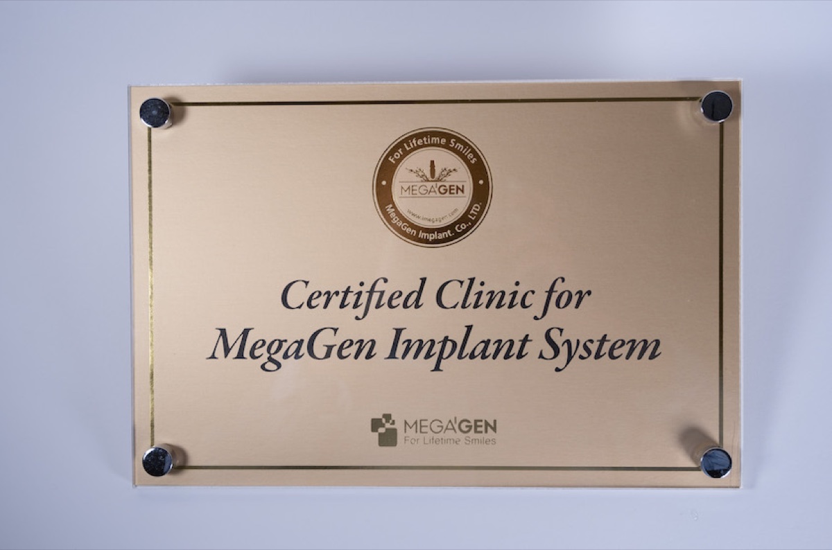 MegaGen 認定クリニック盾