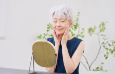 鏡を見る高齢女性