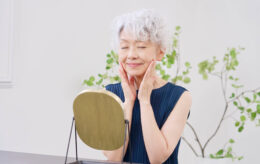 鏡を見る高齢女性