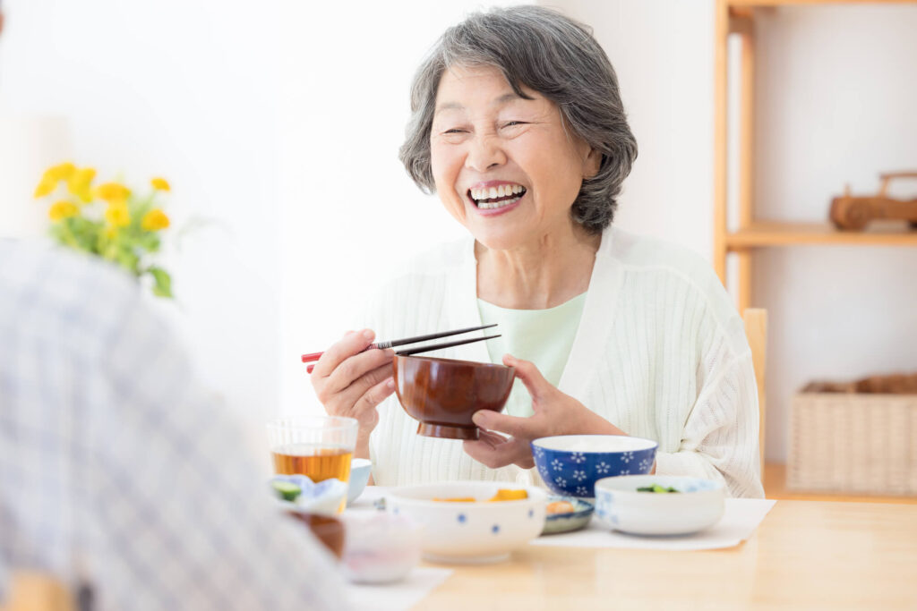 笑顔で食事をする高齢女性