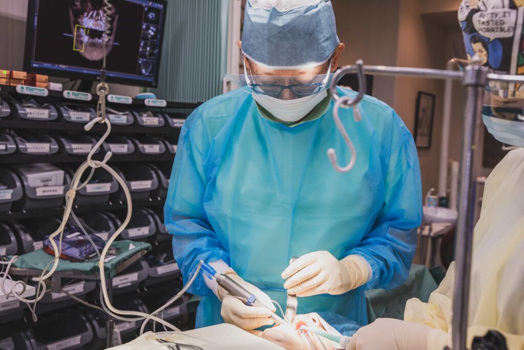 芝公園歯科でのインプラント手術の風景