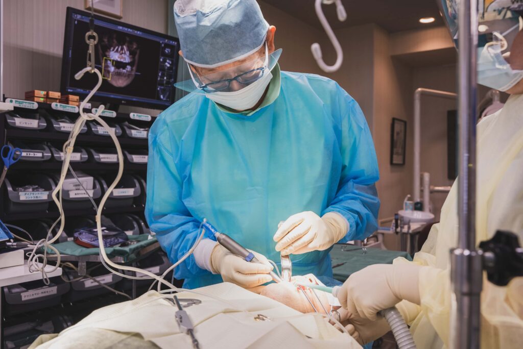 芝公園歯科の理事長がインプラント治療をしている風景