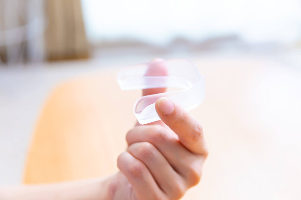 マウスピースを持つ人の手