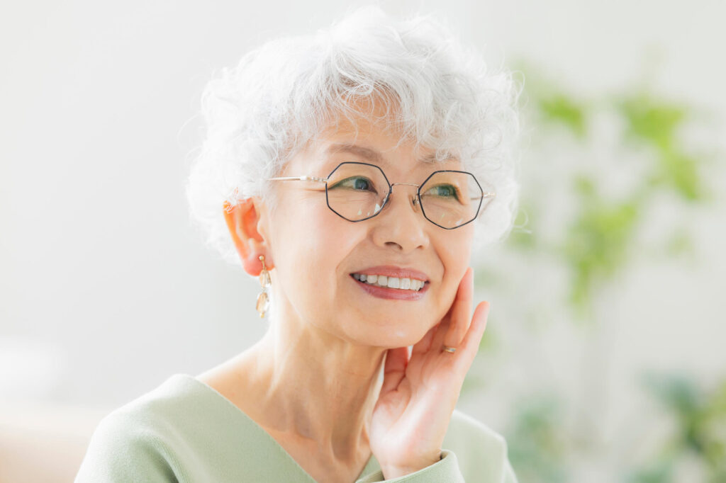 歯を治療して満足げな人