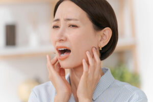 インプラントは痛い？手術中・術後の痛みと負担を軽減する選択肢