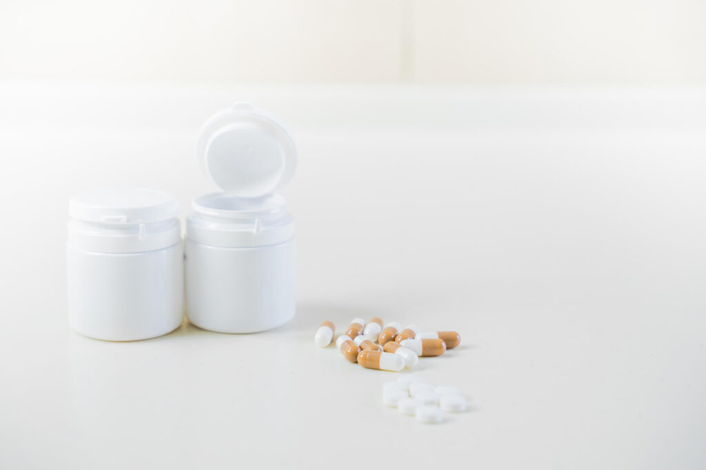 白い薬のケースと錠剤