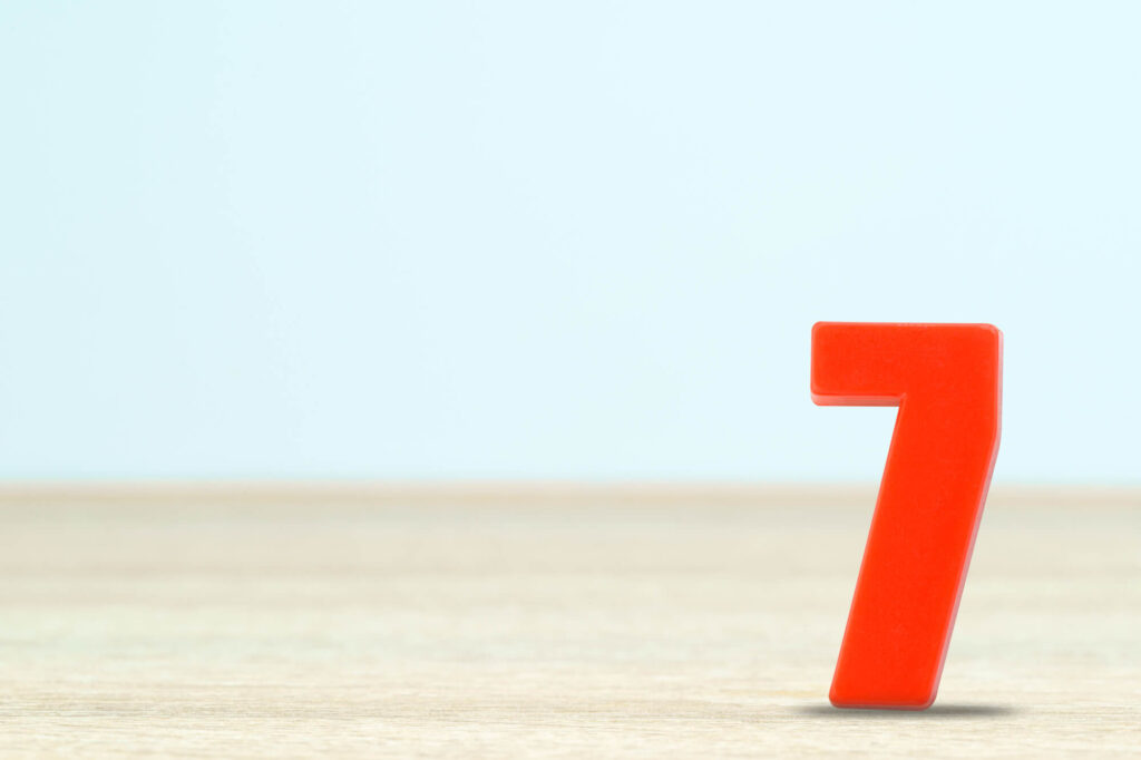 赤い「7」の置物