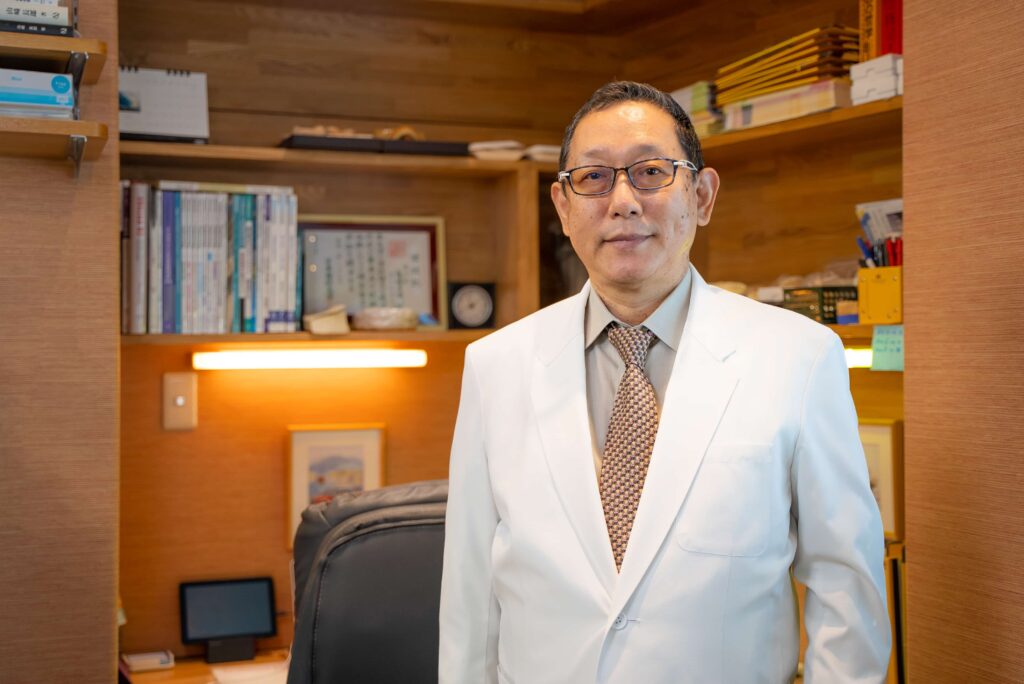 白衣の男性