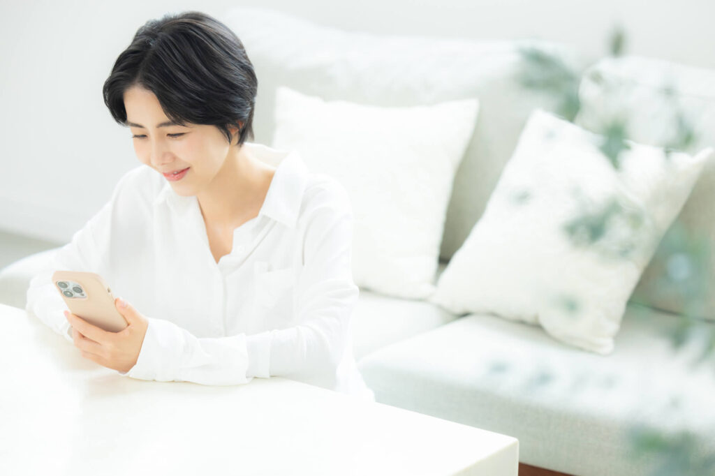 スマートフォンを操作する女性